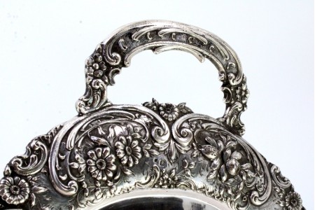 Apanha migalhas em prata com motivos florais revelados envolvendo cartela para monograma.